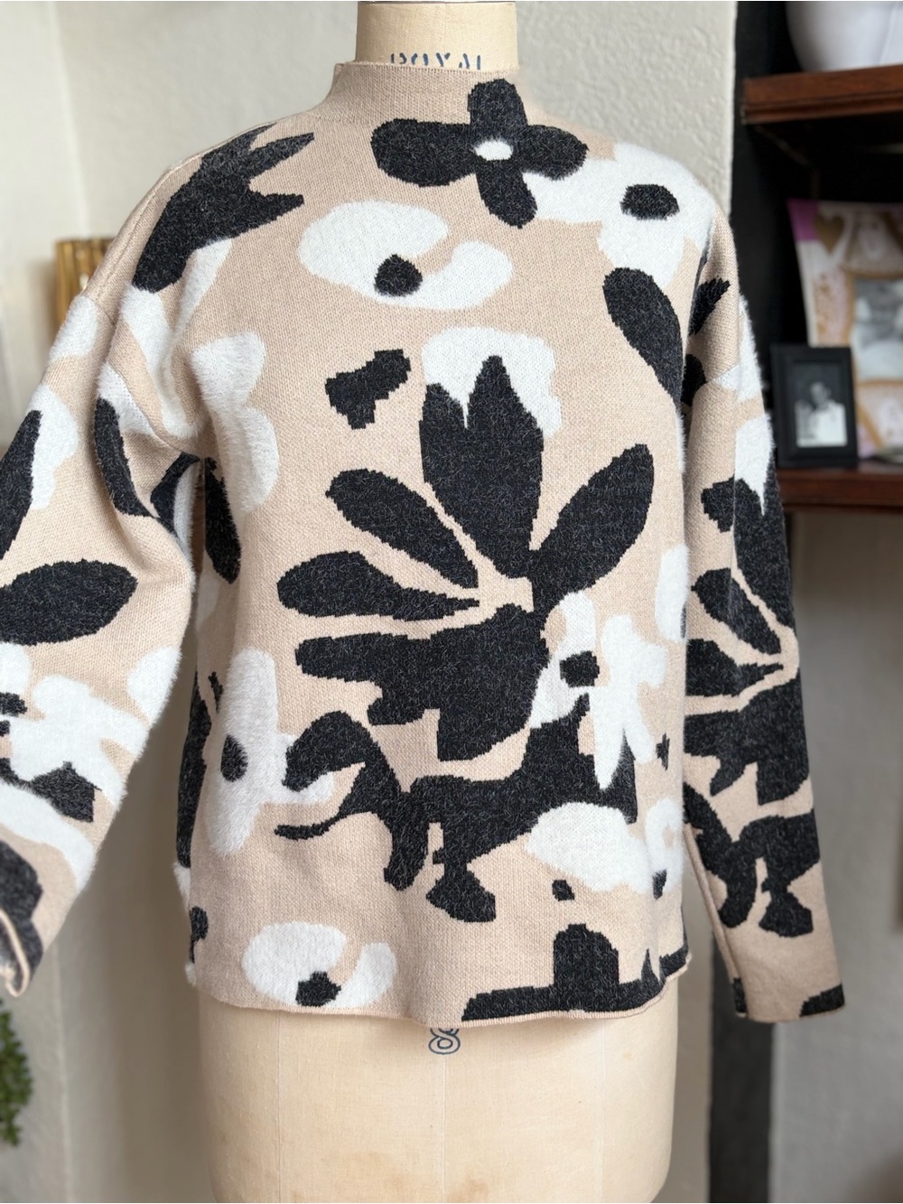 Floral Graphic Sweater Mock Neck Beige Black White Mod Abstract Cozy S Relaxed